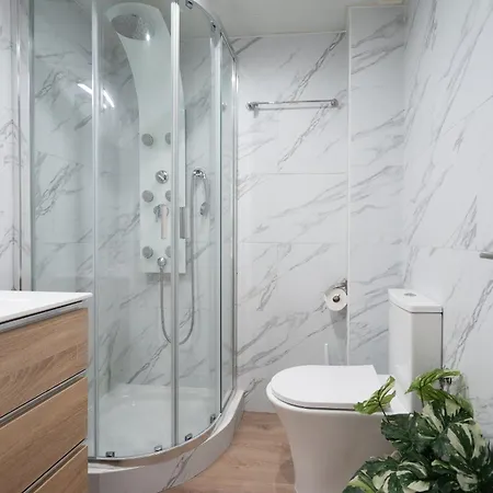 Apartman - - Sleeps 4 - Side