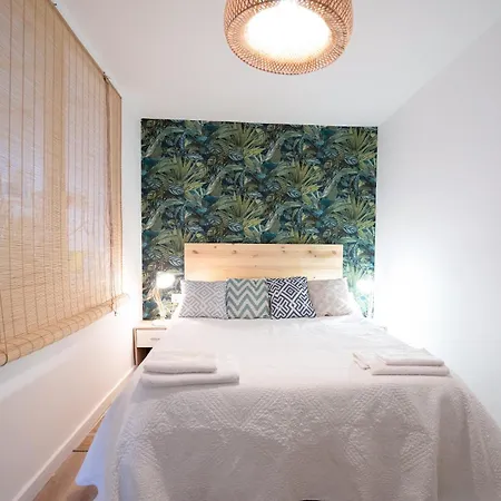 Apartman - - Sleeps 4 - Side *